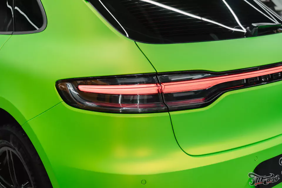 Оклеили Porsche Macan ярко-салатовым винилом и забронировали матовым полиуретаном, окрасили диски в черный глянец, установили ремни безопасности в цвет пленки (напечатали цвет!)
